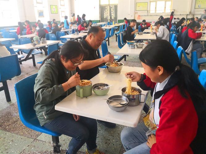高中让家长陪餐监考,高中让家长陪餐监考怎么办
