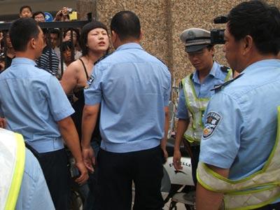 澳门一肖一码一待一中和女子强拽小孩被刑拘与女子强拽小孩被刑拘视频
