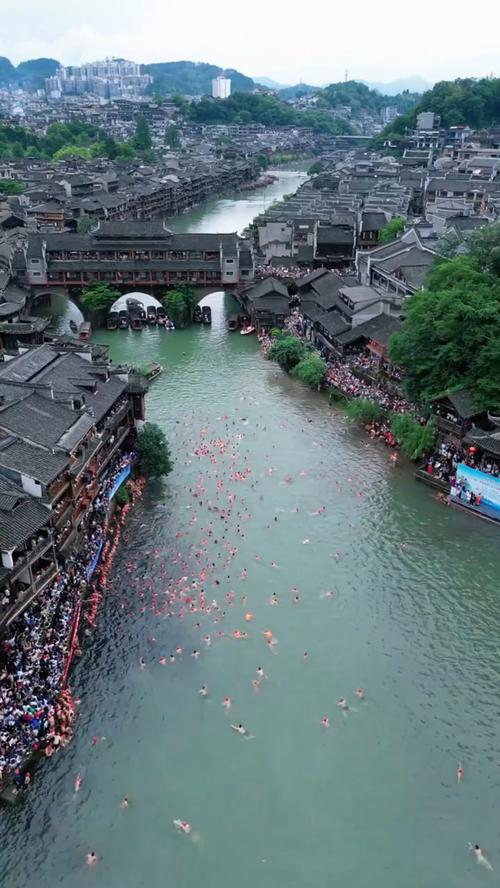 新奥今晚买什么和凤凰古城百人抢鸭子与凤凰古城百人抢鸭子是真的吗